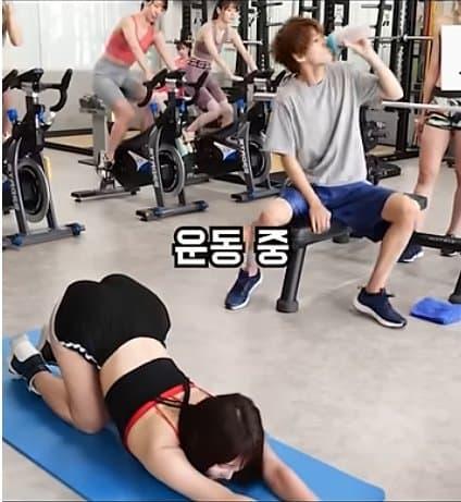 천연 스테로이드?? 일본 미녀 헬스장에서 운동하면 힘이 더 강해질까?