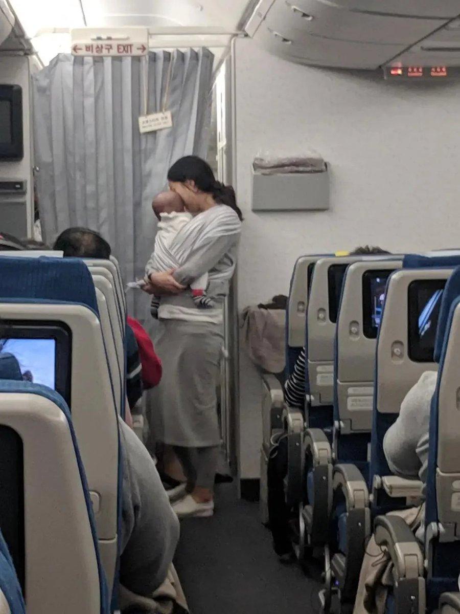 자주 우는 아기 때문에 비행기에서 엄마가 내린 결정